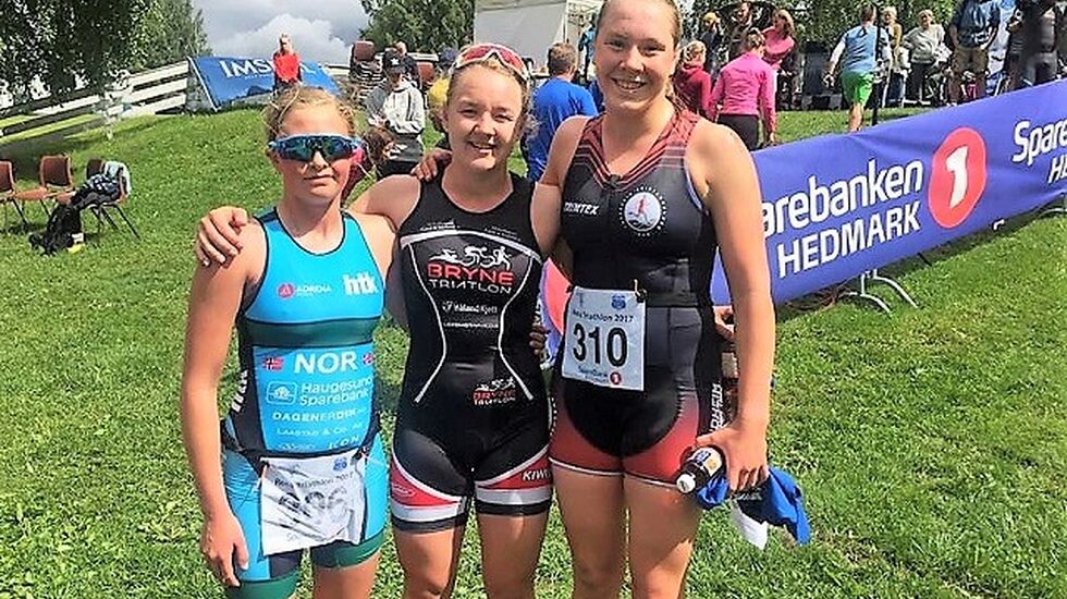 Norgesmester i kvinner junior, Karen Magnussen, Bryne Triatlonklubb omkranset av sølvvinner Solveig Løvseth, Trondheim Triatlonklubb (til h.) og bronsevinner Thea Hovda, Haugesund Triathlonklubb. (Foto: Norges Triatlonforbund)