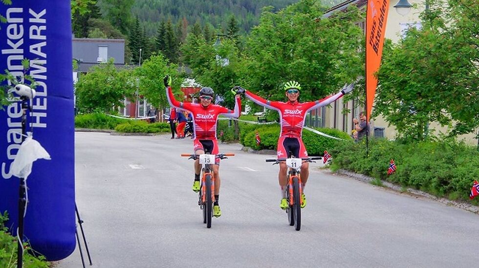 Fredrik Stephansen og Thomas Engelsgjerd hånd i hånd over mål på Koppang søndag. (Foto: Per Inge Sagmoen)