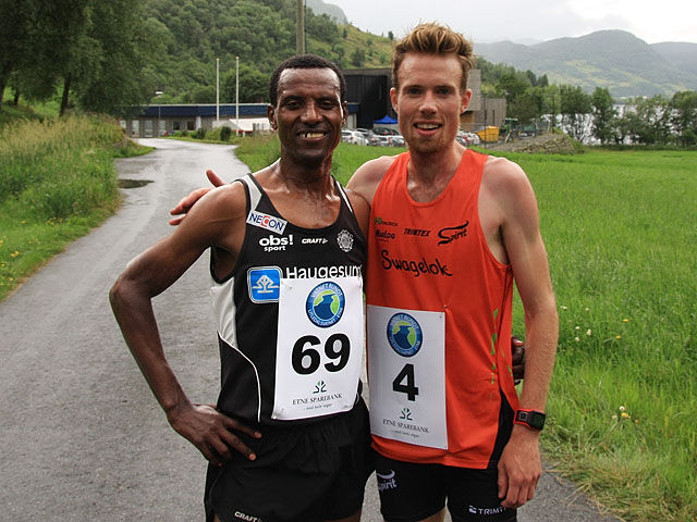 Duellen: Ørjan Grønnevig (th) og Urige Buta, to av Norges beste løparar, kjempa om seieren i det første Vatnet Rundt.