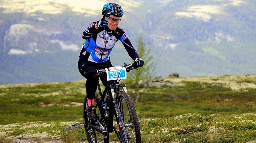 Anne Cathrine Hansen på Skagerak SK's vinnende mix-lag i storslått natur mellom Tynset og Koppang søndag. (Foto: Jon Olav Nygård)
