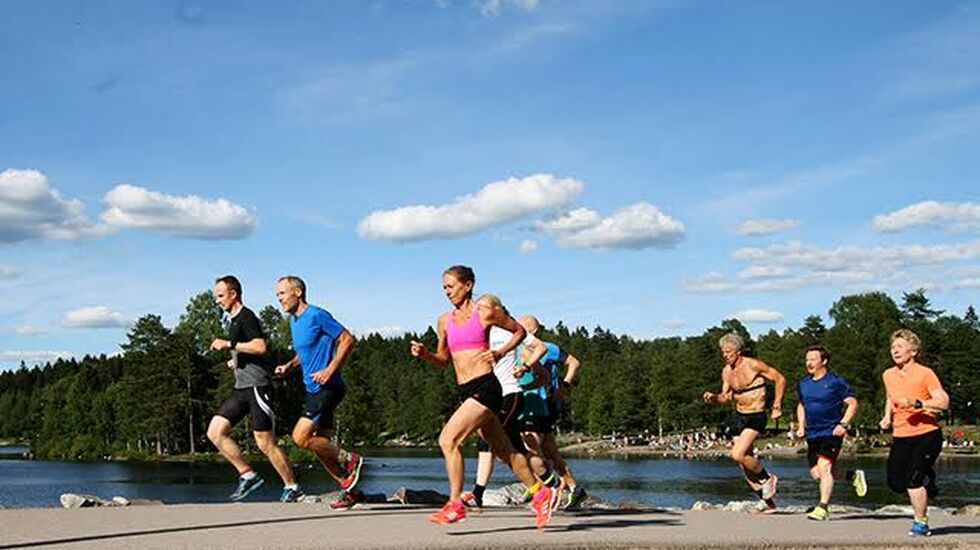 En nydelig blå himmel ga en flott ramme rundt idylliske Sognsvann. Foto: Oddvar Røsten