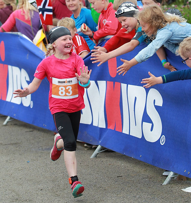 Moro og mye idrettsglede: Stor stemning under Ironkids i 2016. (Foto: Kjell Vigestad)