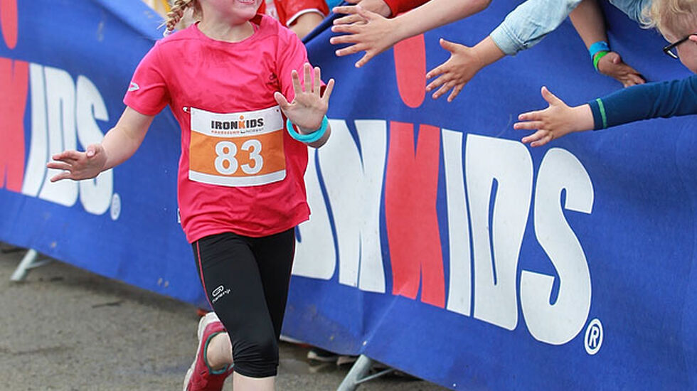 Moro og mye idrettsglede: Stor stemning under Ironkids i 2016. (Foto: Kjell Vigestad)