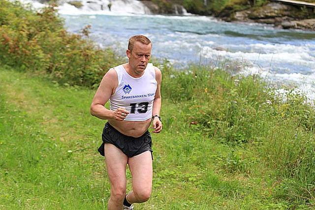 Odd Arild Dale fra Førde har deltatt på alle løpa i Hellesyltløpet. Han har meldt fra til arrangøren at han også er klar i år, selv om interessen for laksefiske i elver på Vestlandet for tiden er større enn løping langs lakseelva på Korsbrekke i Sunnylven