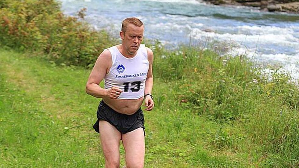 Odd Arild Dale fra Førde har deltatt på alle løpa i Hellesyltløpet. Han har meldt fra til arrangøren at han også er klar i år, selv om interessen for laksefiske i elver på Vestlandet for tiden er større enn løping langs lakseelva på Korsbrekke i Sunnylven