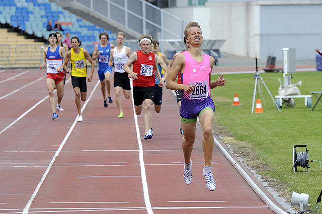 Sigurd Tveit fra Kristiansand Löpeklubb tar seieren på 800m i G17.