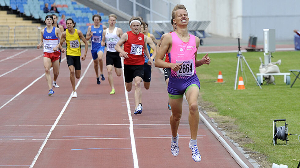 Sigurd Tveit fra Kristiansand Löpeklubb tar seieren på 800m i G17.