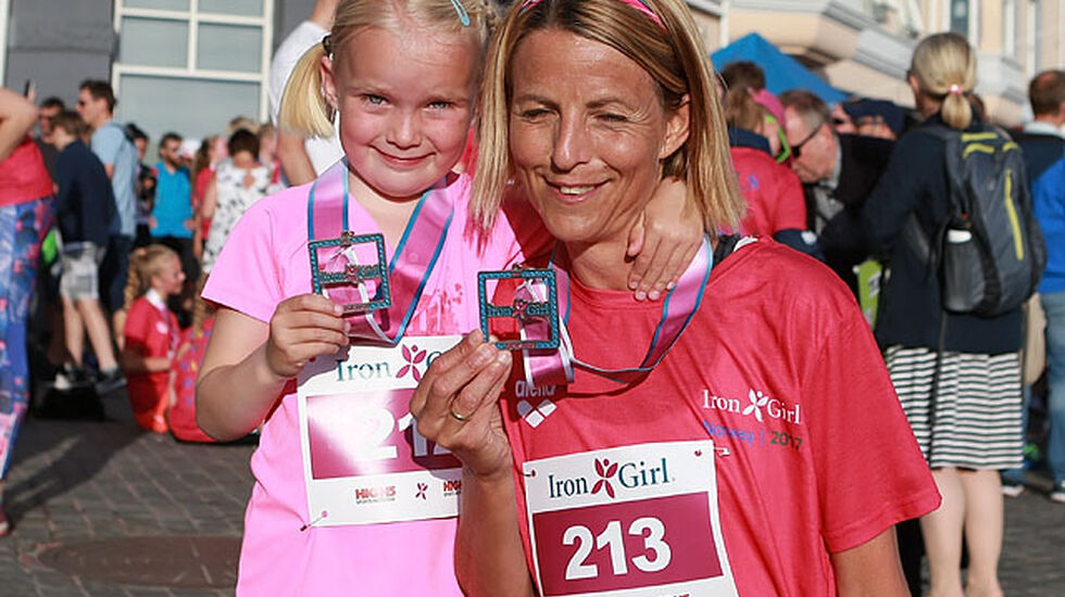 Løpedronning: I 2006 tok Susanne Wigene sølv på 10.000 m i EM. Fredag kveld tok dattera Othelie (fem og et halvt år) steget opp fra korte barneløp til 5000 m gateløp. Da gikk det ikke like fort for Susanne som i 2006. - Det er Othelie som presiserte av hun ikke lenger er fem, men fem og et halvt år. (Foto: Kjell Vigestad)