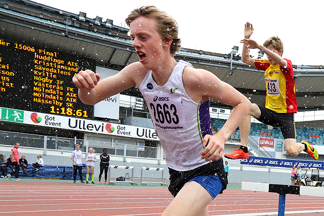 Christoffer Røstad på vei ut av vanngraven på Nya Ullevi i Gøteborg