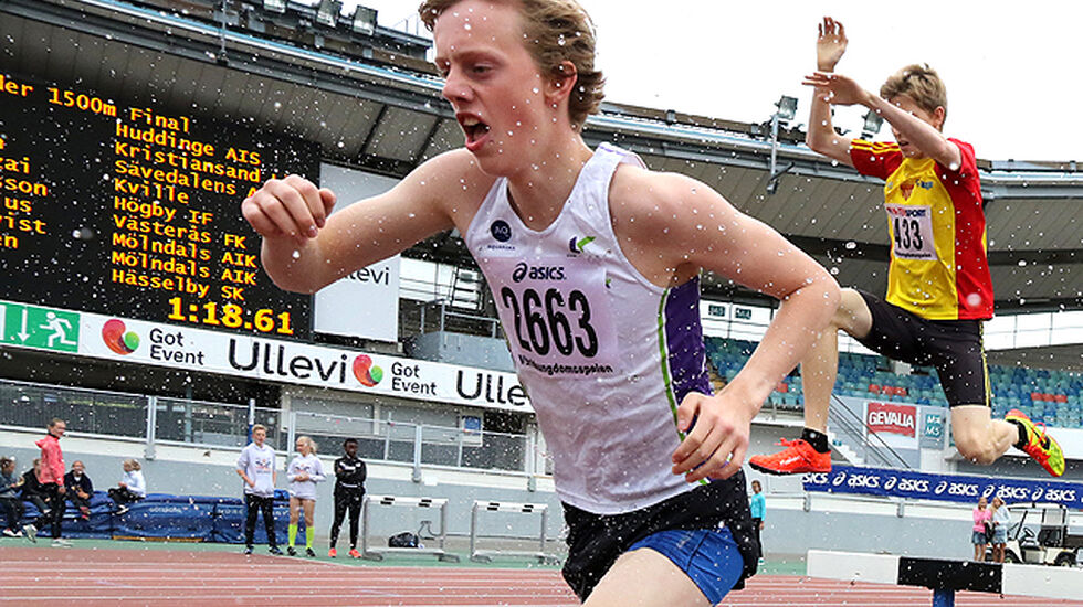 Christoffer Røstad på vei ut av vanngraven på Nya Ullevi i Gøteborg