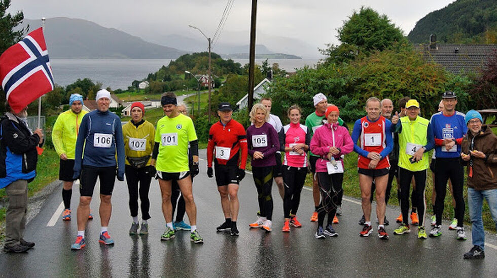 Fra starten på de lengste distansene i  det første Sekken Maraton i 2015. Løperne på bildet springer da enten en eller to runder rundt øya. Foto: arrangør