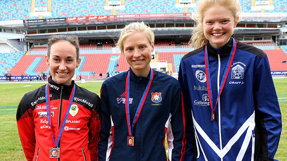 Premiepallen for 3000 meter i VU-spelen: Vienna Dahle, Frida Kristiansson, Mariann Roe
