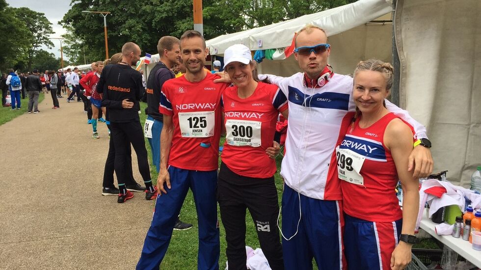 De norske deltagerne foran support-teltet like før start. Her passerer de for hver 1652 meter. (Foto: Erik Nossum)