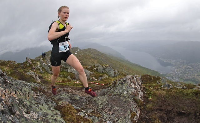 Karoline Holsen Kyte, Førde IL svever over siste stein før mål. Foto: Martin Hauge-Nilsen