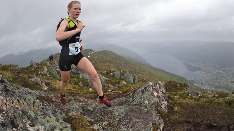 Karoline Holsen Kyte, Førde IL svever over siste stein før mål. Foto: Martin Hauge-Nilsen