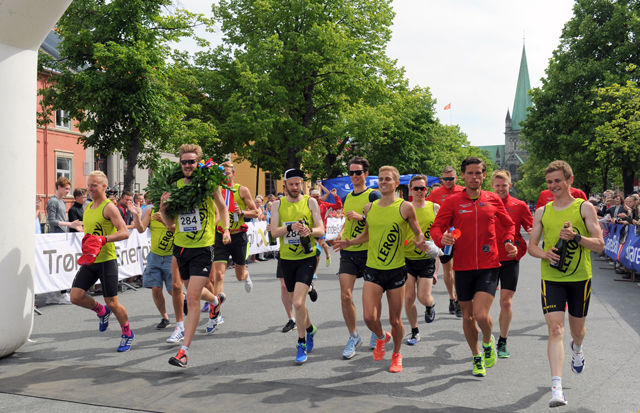 Her løper Team Lerøy Hitra samlet over mål : Foto : Arne Brunes/ Kondis