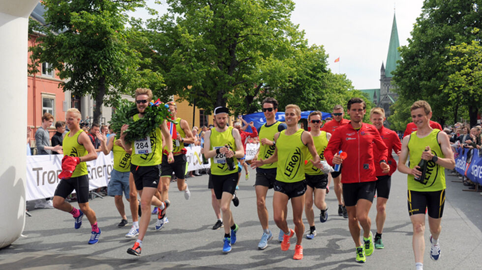 Her løper Team Lerøy Hitra samlet over mål : Foto : Arne Brunes/ Kondis