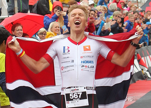 Seier på hjemmebane: Allan Hovda representerer Haugesund Triatlonklubb og kommer fra Sveio, der det meste av sykkeldelen i Ironman 70.3 Haugesund går. Ingen tvil om at det var populært med endelig en hjemmeseier i den siste 70.3-konkurransen i Haugesund. (Foto: Kjell Vigestad)