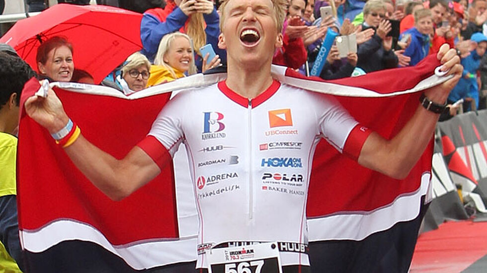 Seier på hjemmebane: Allan Hovda representerer Haugesund Triatlonklubb og kommer fra Sveio, der det meste av sykkeldelen i Ironman 70.3 Haugesund går. Ingen tvil om at det var populært med endelig en hjemmeseier i den siste 70.3-konkurransen i Haugesund. (Foto: Kjell Vigestad)