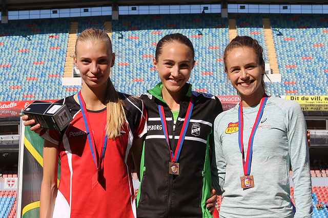 Premiepallen for 1500 meter kvinner senior i VU-spelen: Sara Christiansson, Karoline Skauen, Anniken Johansen.