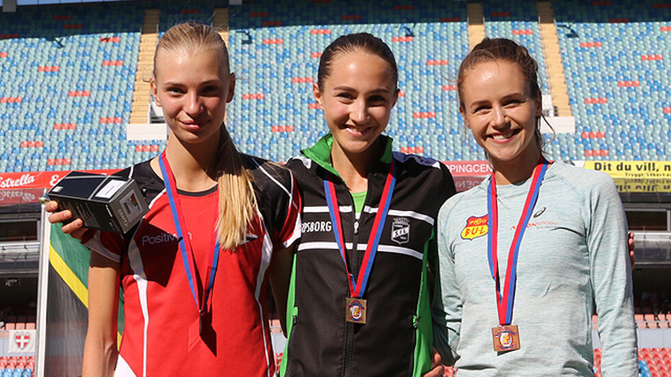 Premiepallen for 1500 meter kvinner senior i VU-spelen: Sara Christiansson, Karoline Skauen, Anniken Johansen.
