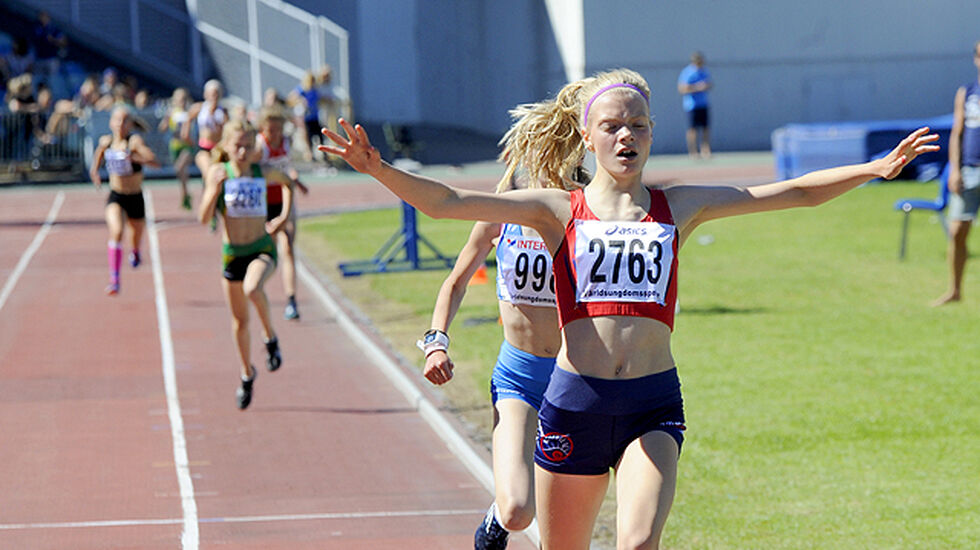 Marthe Johanne Hjelmeset kan juble over å komme først i mål på 1500 meter