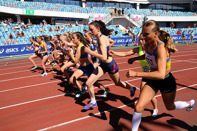 14 jenter går ut på det beste heatet på 1500 meter jenter 17. Elsa Wallenius nærmest kamera her.