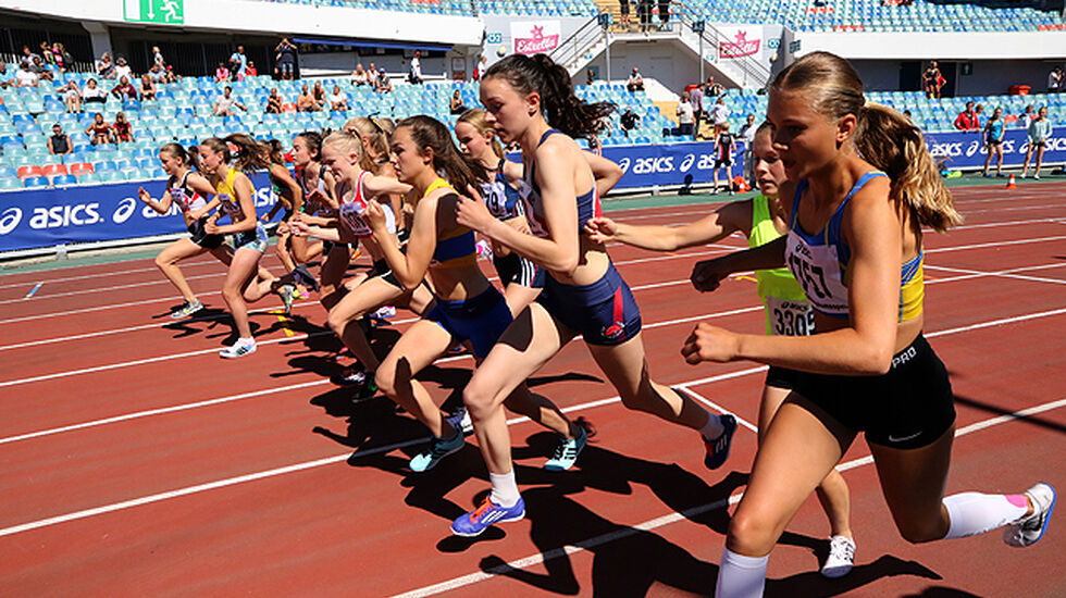 14 jenter går ut på det beste heatet på 1500 meter jenter 17. Elsa Wallenius nærmest kamera her.