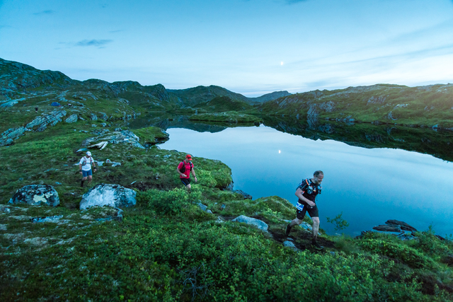 Henning i nattemørket som ikke var veldig mørkt, ved Storfiskvatnet. (Foto: Kyle Meyr)
