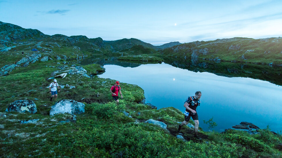 Henning i nattemørket som ikke var veldig mørkt, ved Storfiskvatnet. (Foto: Kyle Meyr)