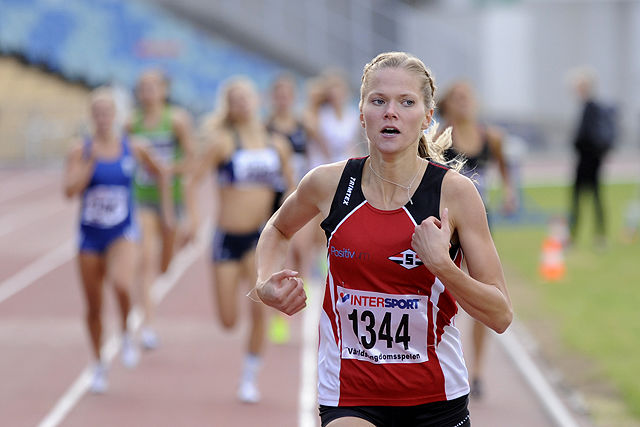 Linn Söderholm fra Sävedalens AIK går inn til en klar seier på 800 meter i Världsungdomsspelen