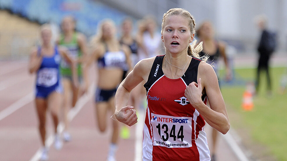 Linn Söderholm fra Sävedalens AIK går inn til en klar seier på 800 meter i Världsungdomsspelen