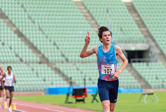 Jakob Ingebrigtsen hadde tid til seiersgester inn mot mål på Bislett. (Foto: Samuel Hafsahl)