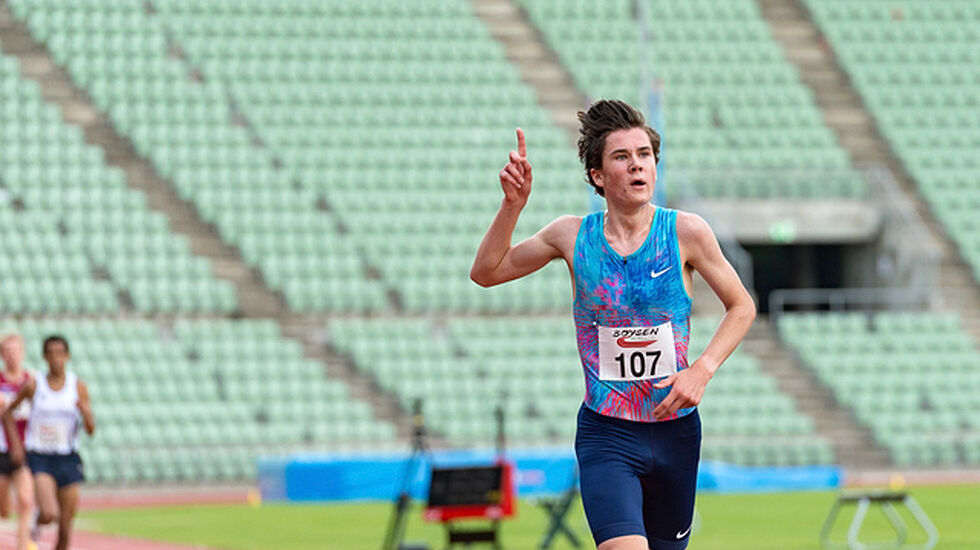 Jakob Ingebrigtsen hadde tid til seiersgester inn mot mål på Bislett. (Foto: Samuel Hafsahl)