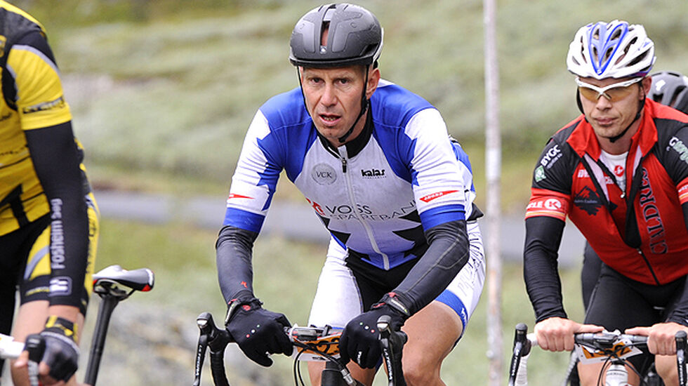Kjetil K. Isaksen fra Vossevangen CK ligger her i den fremste puljen i elitegruppen, på vei opp Bøverdalen.