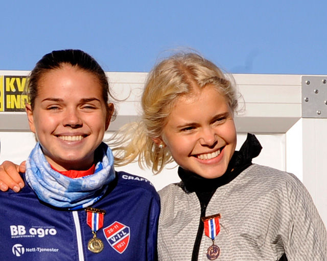 Stine Wangberg (til venstre) og Christine Næss er begge tatt ut til å løpe 5000 m i junior-EM. (Foto: Arne Dag Myking) 