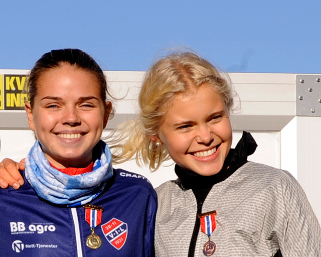 Stine Wangberg (til venstre) og Christine Næss er begge tatt ut til å løpe 5000 m i junior-EM. (Foto: Arne Dag Myking)