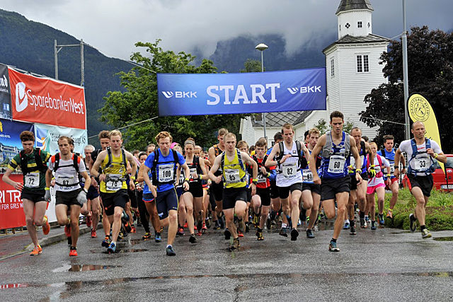 Starten i konkurranseklassen i fjorårets Kvasshovden Opp som starter i Ulvik (Foto: arrangør). Starten i konkurranseklassen i fjorårets Kvasshovden Opp som starter i Ulvik (Foto: arrangør).
