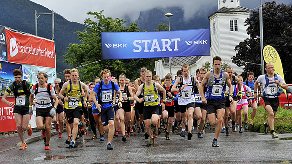 Starten i konkurranseklassen i fjorårets Kvasshovden Opp som starter i Ulvik (Foto: arrangør).
