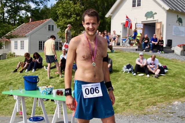 Erik Fuglseth fra Molde hadde tatt fergeturen over til øya Sekken i Romsdalsfjorden for å springe sitt første maraton. Det gikk så pass godt at han vant heile løpet.