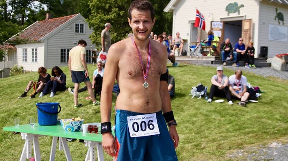 Erik Fuglseth fra Molde hadde tatt fergeturen over til øya Sekken i Romsdalsfjorden for å springe sitt første maraton. Det gikk så pass godt at han vant heile løpet.