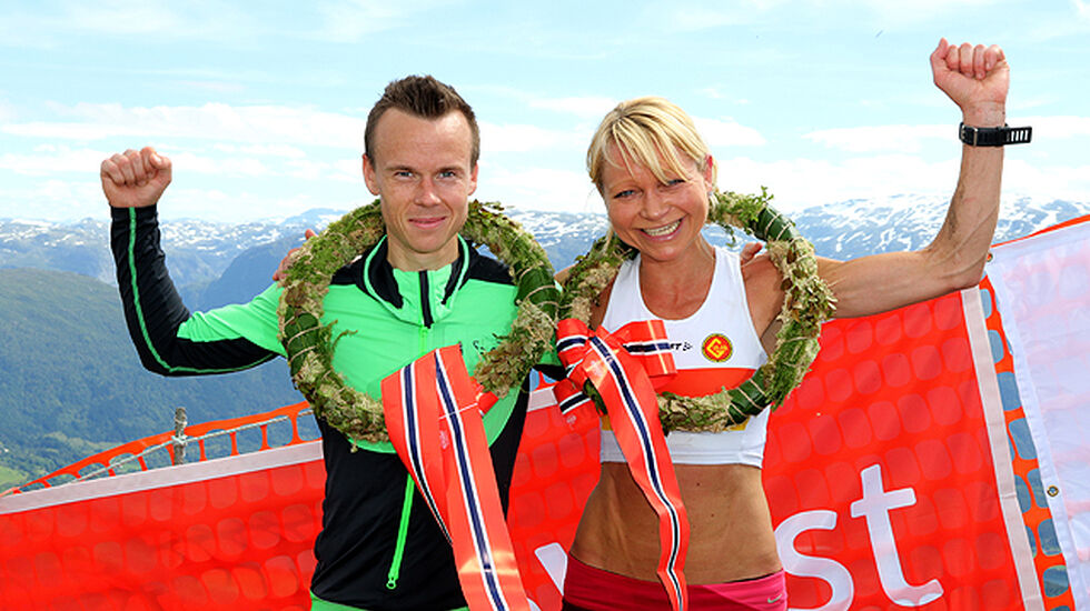 Johan Bugge og May Britt Buer jubler over norgesmesterskap. (Foto: Arne Dag Myking)