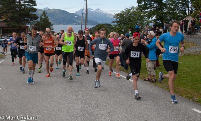 Fra starten på de lengste distansene under Sekken Maraton 2017. Den eksotiske øya Sekken ligger bare en liten fergetur fra Molde. Foto: Marit Rydland