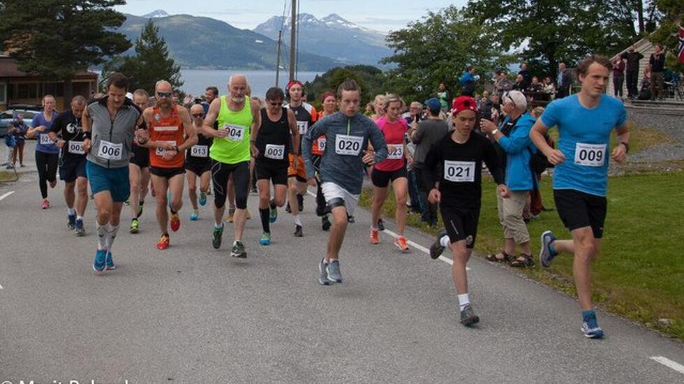 Fra starten på de lengste distansene under Sekken Maraton 2017. Den eksotiske øya Sekken ligger bare en liten fergetur fra Molde. Foto: Marit Rydland