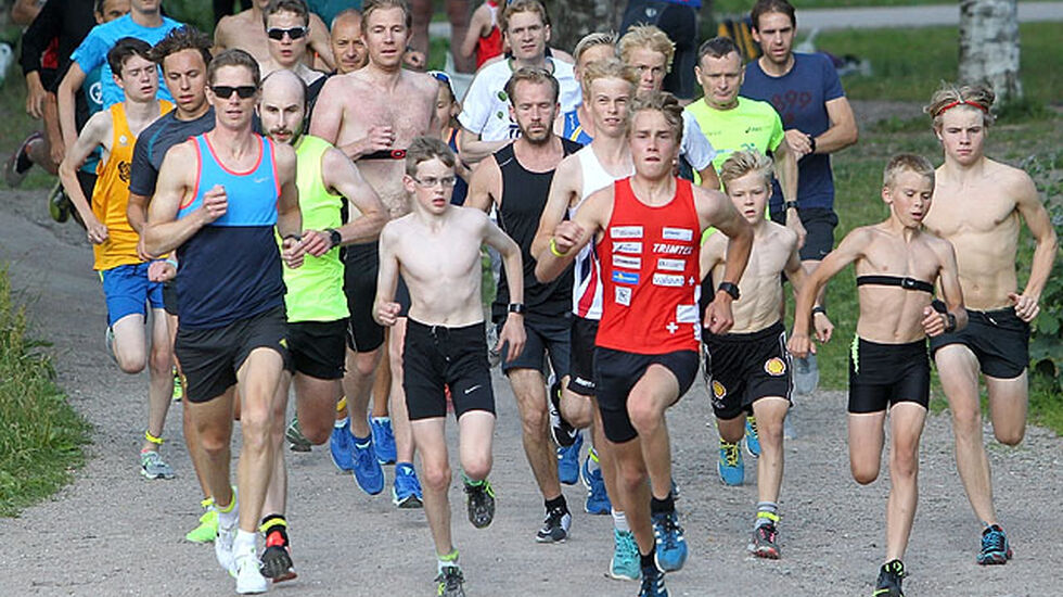 Mange bare overkropper da starten gikk for det 485. Sognsvann Rundt Medsols onsdag kveld. Foto: Kjell Vigestad