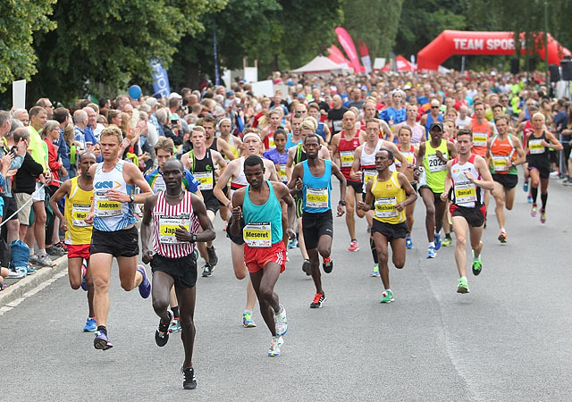 I tet: Japhet Kipkorir, som i fjor høst vant Lidingöloppet, tar teten ut fra start i det 1050 løpere store feltet som er på vei ut i den 11,6 km lange løype som snor seg opp og ned blant kanaler og sluser. (Foto: Kjell Vigestad)
