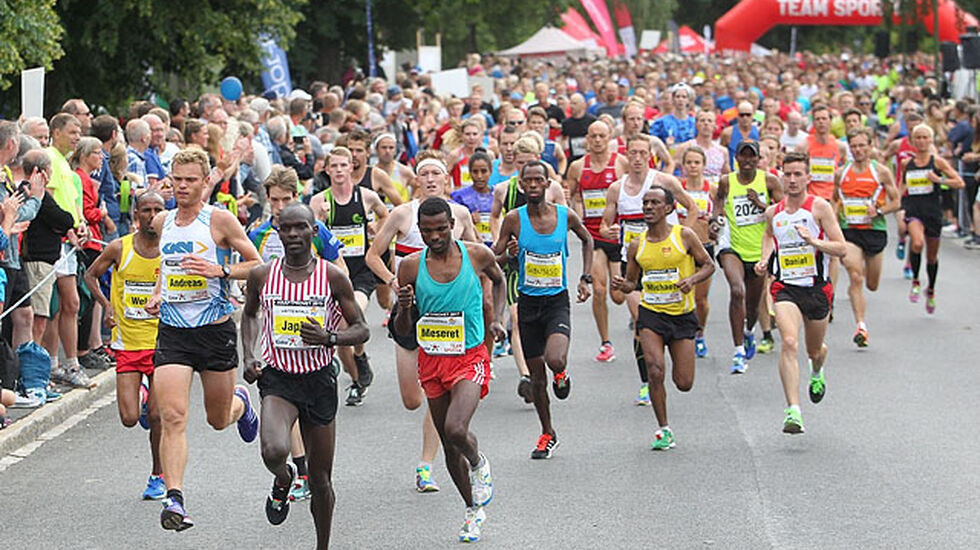 I tet: Japhet Kipkorir, som i fjor høst vant Lidingöloppet, tar teten ut fra start i det 1050 løpere store feltet som er på vei ut i den 11,6 km lange løype som snor seg opp og ned blant kanaler og sluser. (Foto: Kjell Vigestad)
