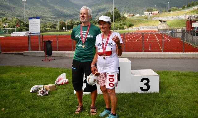 Geir Jensen og Signy Henden Rustlie med maraton nr. 100Foto: Helge Fuglseth
