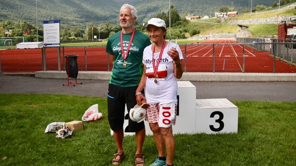Geir Jensen og Signy Henden Rustlie etter målgang på sine 100 maratonløp under Hornindalsvatnet Maraton