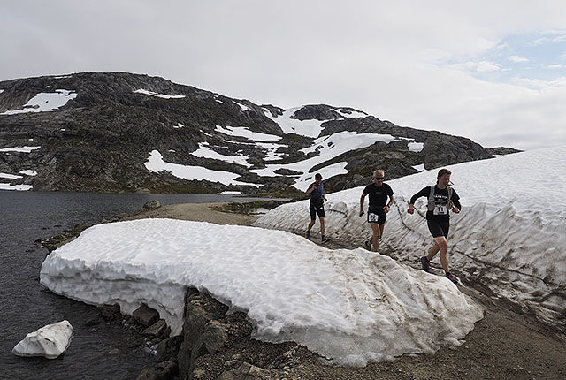 Det var ca. 15 snøfonner å forsere for de 62 som fullførte førsteetappen i Rallarvegsløpet. (Foto: Bjørn Johannessen) 